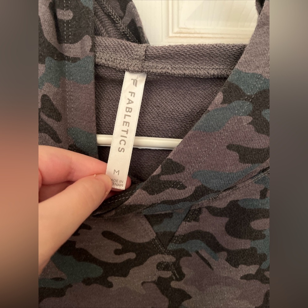 Fabletics Hadley Hi-low short sleeve hoodie camo - Size M